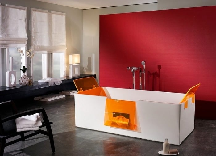 moderne-badewanne-rote-akzentwand-PscBath