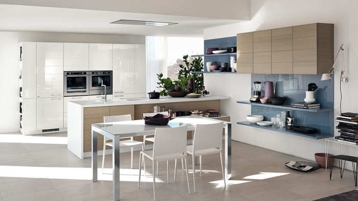 moderne-küche-lack-fronten-schlichtes-design-minimalistisch-blaue-akzente