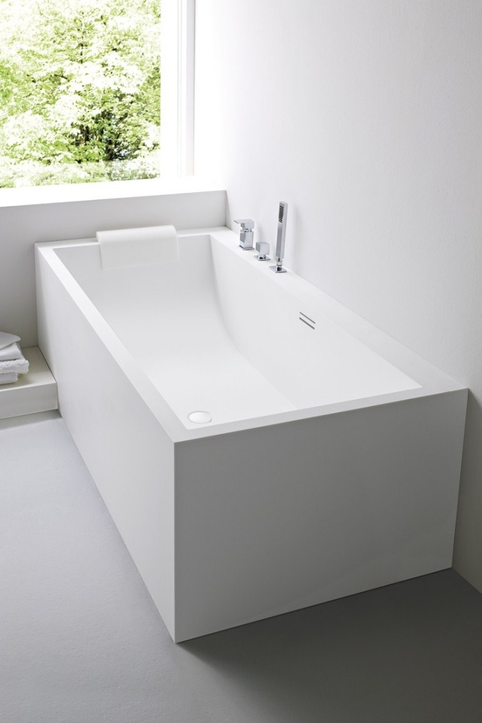 moderne-weiße-badewanne-mit-rechteckigem-design-rückenlehne