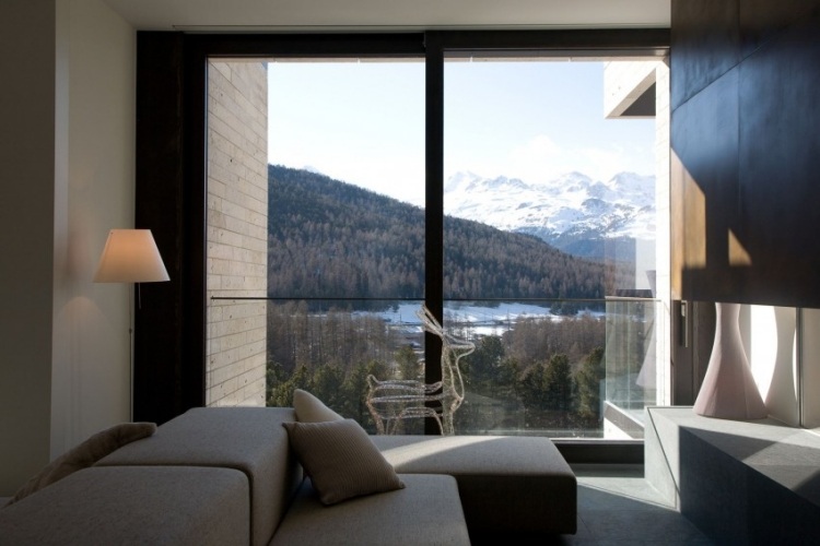 moderne-wohnung-wohnzimmer-verglasung-blick-bergen-alpen