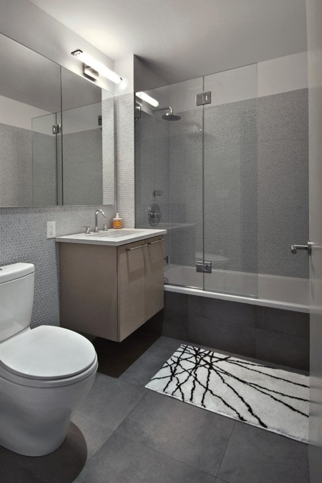 modernes-bad-gestaltung-in-grau-ohne-fenster-spiegelflächen-groß