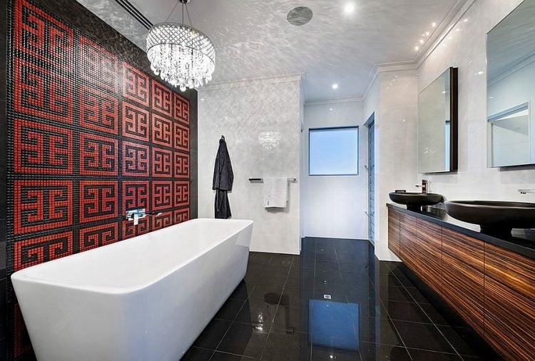 Rot im Badezimmer schwarz-holz-schrank-rote-mosaik-wand-badewanne-Residental-Attitudes