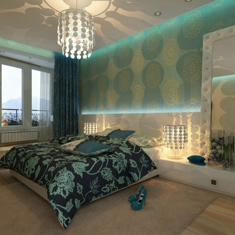 modernes-schlafzimmer-wandgestaltung-aqua-mustertapeten-weisse-hochglanz-moebel