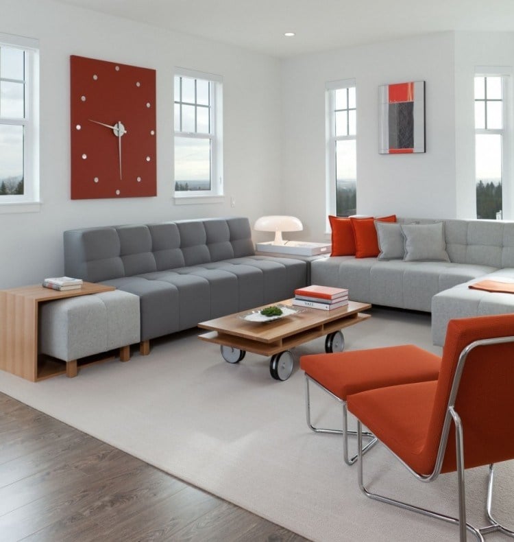 modernes-wohnzimmer-grau-orange-holz-moebel-grosse-wanduhr