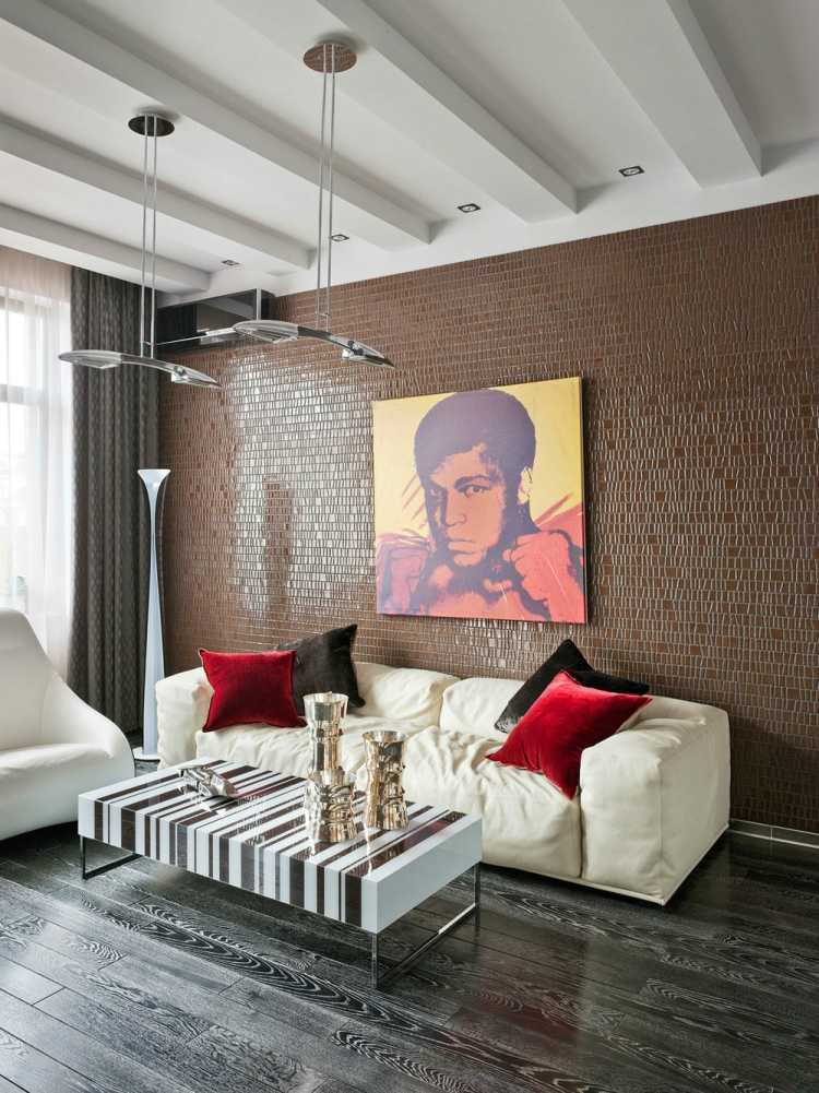 modernes-wohnzimmer-grauer-laminatboden-mosaik-wandverkleidung-weisses-sofa
