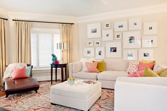 modernes-wohnzimmer-helle-farben-weisse-bilderrahmen