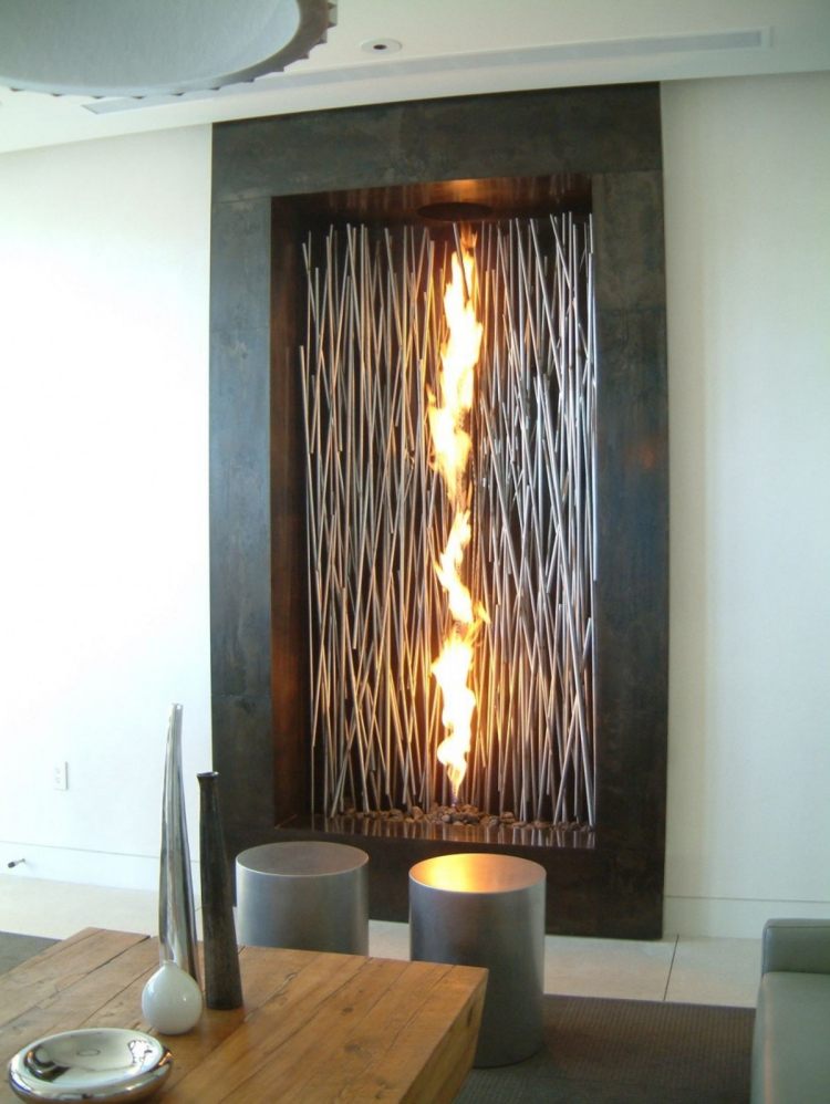 modernes-wohnzimmer-kamin-design-senkrecht-flamme-dekorativ-hoker-holztisch