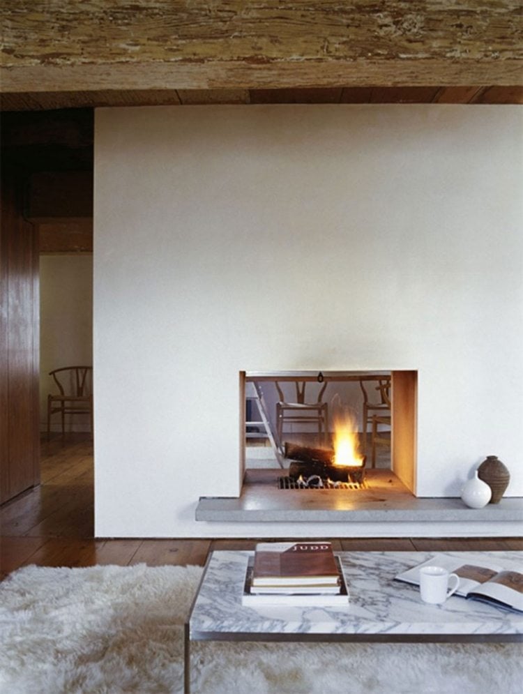 modernes-wohnzimmer-kamin--landhausstil-minimalistisch-couchtisch-marmor