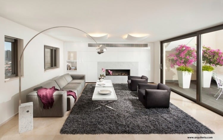 modernes-wohnzimmer-led-deckenleuchten-weiss-grau-farben-kamin