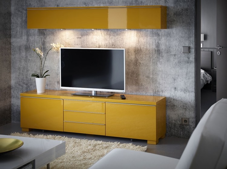 modernes-wohnzimmer-led-spots-tv-sideboard-hochglanz-gelb-ikea