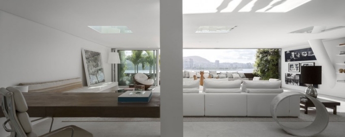 renovierte-Penthouse-Wohnung-Offene-Raumgestaltung-Wohnzimmer-weiß