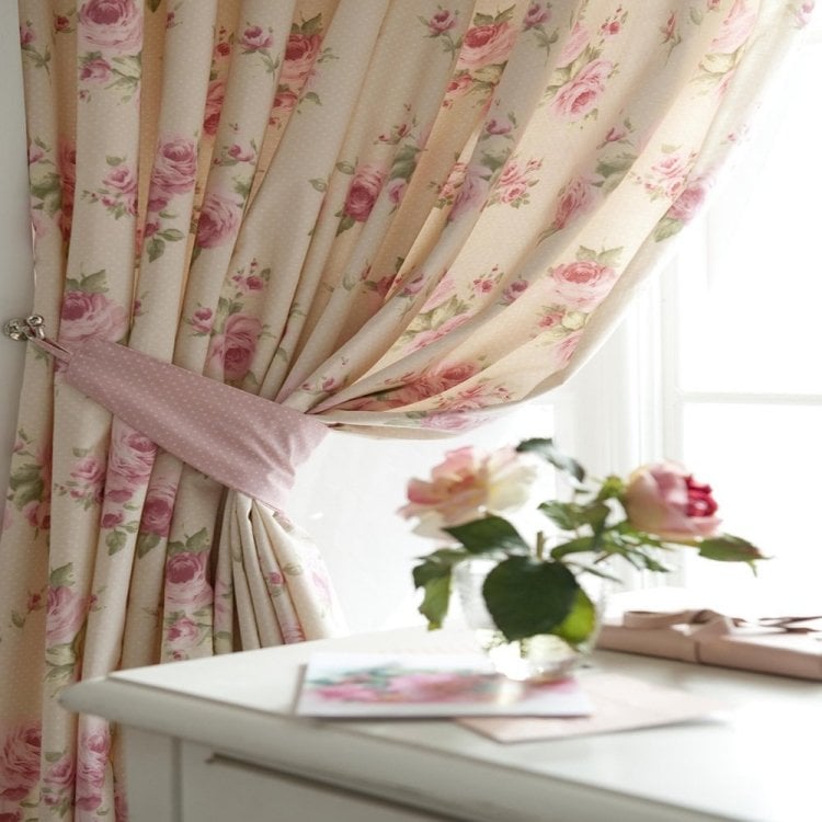 romantische deko ideen-gardinen-rosenmuster