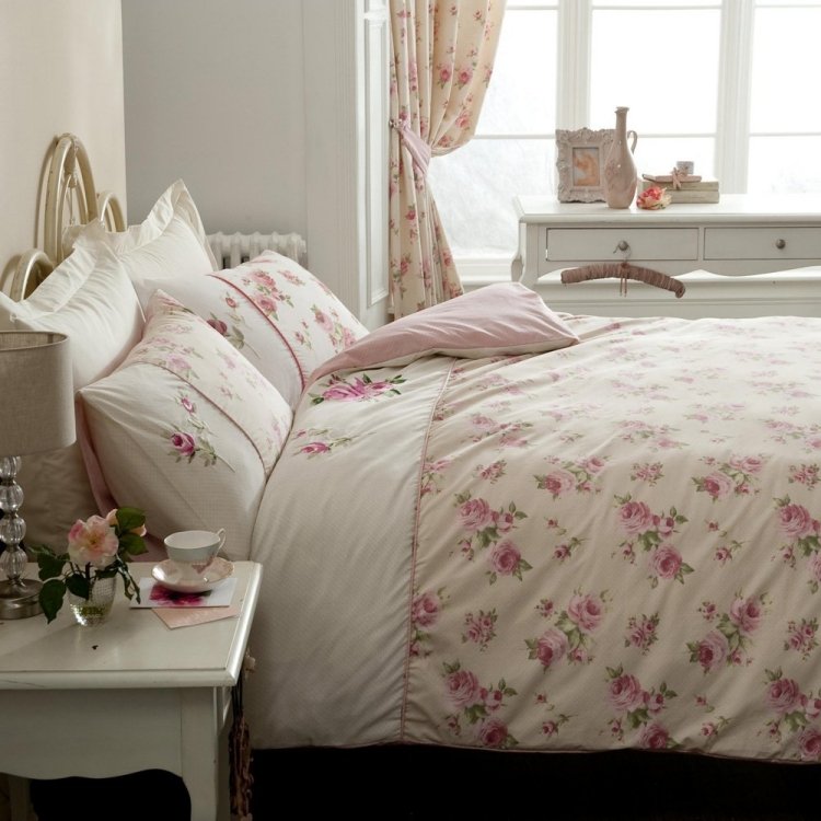 Romantische Deko ideen-schlafzimmer-rosen-bettdecke-landhaus-stil