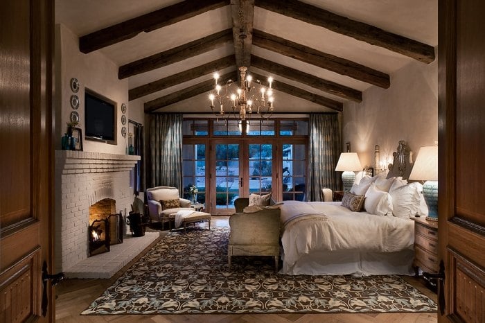romantische-schlafzimmer-landhausstil-aus-dem-mittelmeerraum-floral-teppich