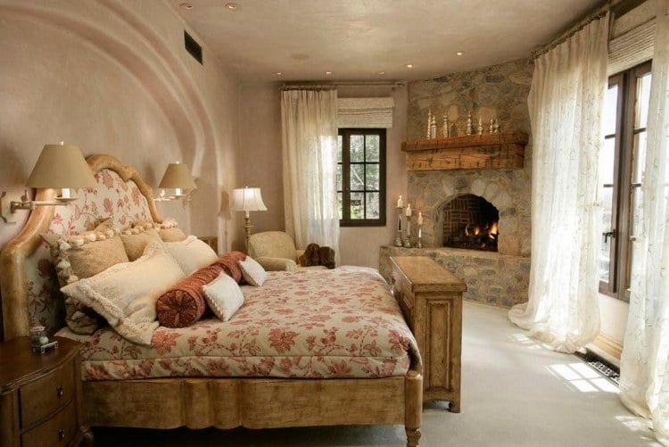 romantische-schlafzimmer-landhausstil-kamin-rustikal-bett-massivholz