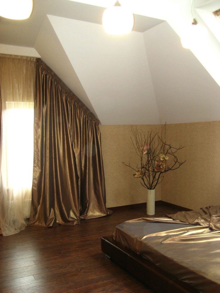 schlafzimmer-dachschrage-wandfarbe-gold-weiss-gardinen-bettwasche-metallischer-glanz
