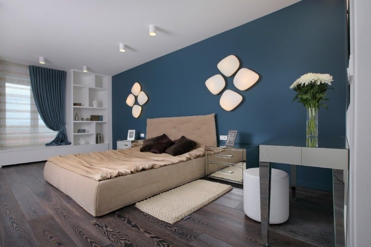 Schlafzimmer Farbideen dunkelblau-beige-wandleuchten
