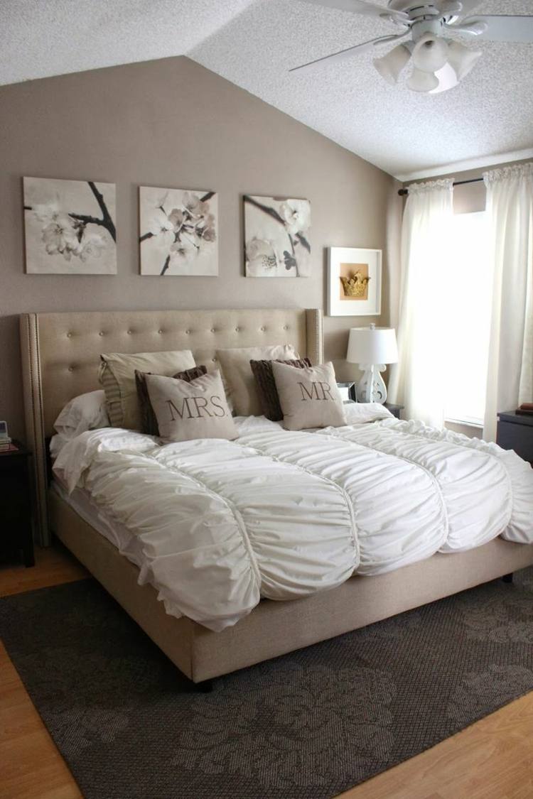 schlafzimmer farbideen grau-akzentwand-romantisch-bettwasche-teppich