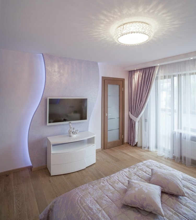 schlafzimmer-gestaltung-flieder-lila-farbe-indirekte-blaue-led-beleuchtung-wand-tv
