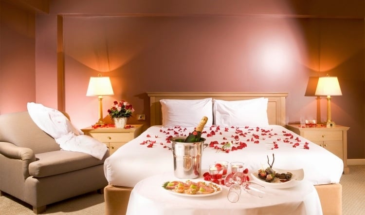 schlafzimmer-romantisch-deko-rosen-sekt-valentinstag