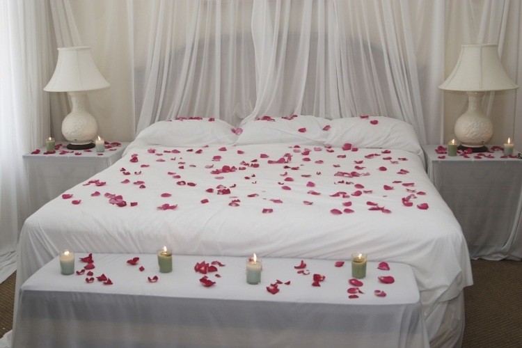 schlafzimmer romantisch deko-rosenblatter-kerzen-schiere-stoffe