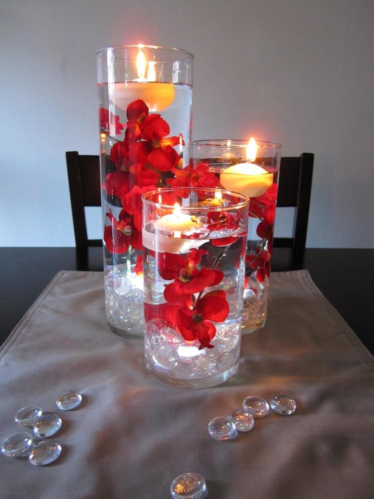 schlafzimmer romantisch deko-schwimmkerzen-vasen-rote-orchideen