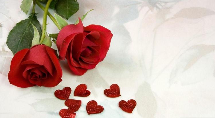 schlafzimmer romantisch dekorieren herzchen-rote-rosen