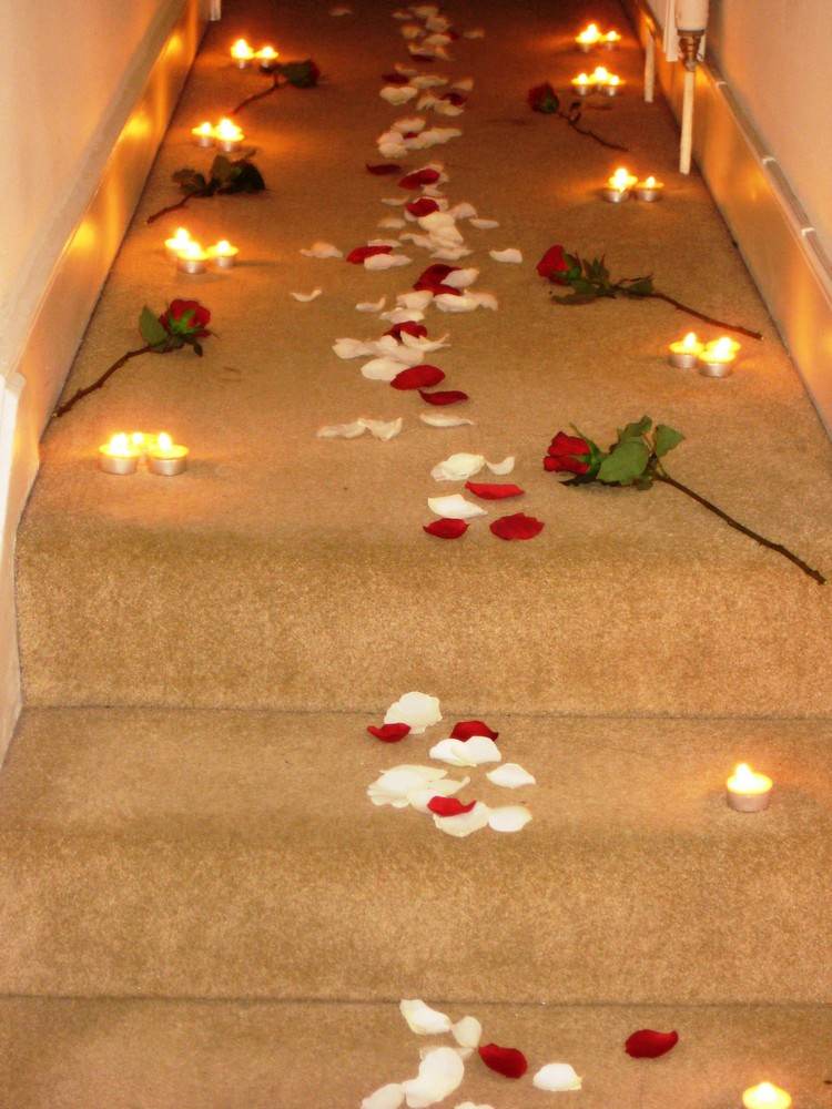 schlafzimmer-romantisch-teelichter-rosen-rosenblaetter