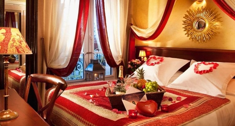 schlafzimmer romantische-deko-rosenblatter-pralinen