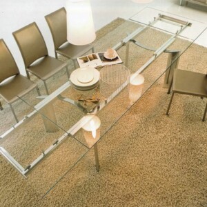 sehr-moderner-Glas-Tisch-ausziehbar