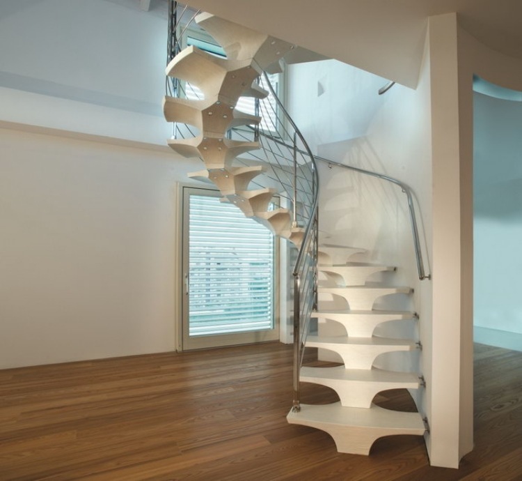 selbsttragende-concorde-treppe-weiss-lackierte-stufen-stahl-gelander