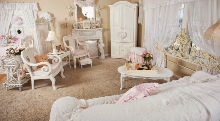 Shabby Chic Möbel weiss-rosa-wohnzimmer-beige-teppichboden
