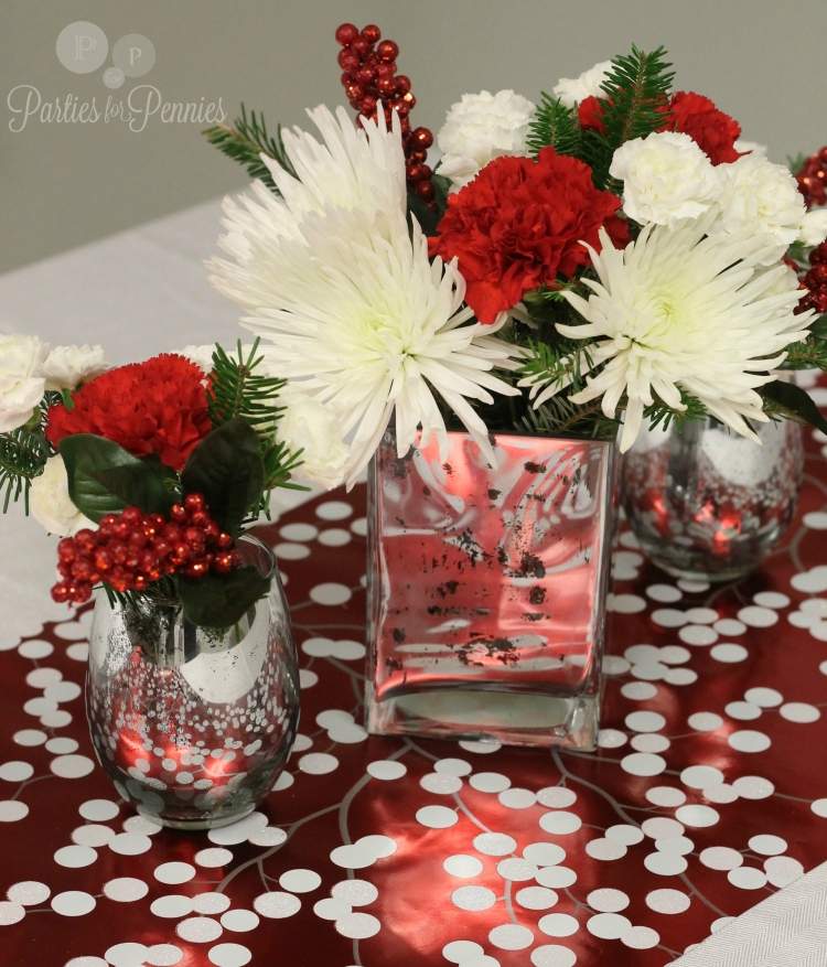 tischdeko-hochzeit-weihnachtszeit-rote-nelken-weisse-dahlien-silberne-vasen
