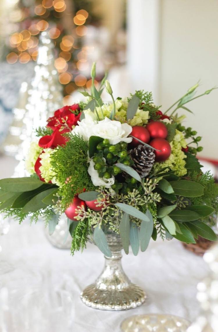 tischdeko-ideen- Hochzeit zur Weihnachtszeit -blumengesteck-silberne-vase