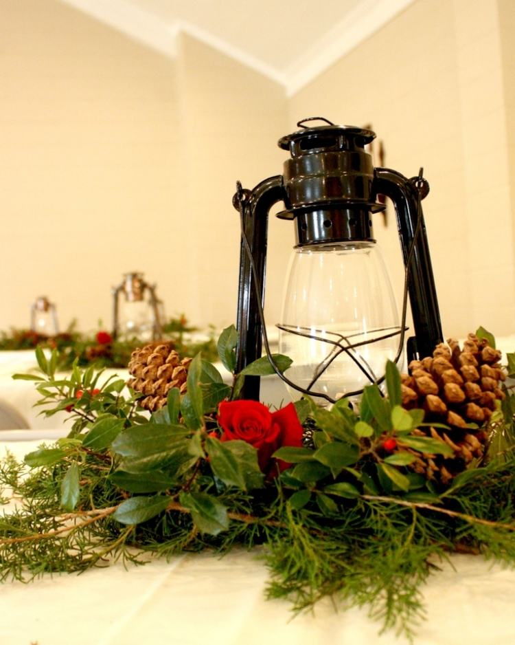 tischdeko-ideen-hochzeit-weihnachtszeit-gruener-kranz-vintage-gaslampe