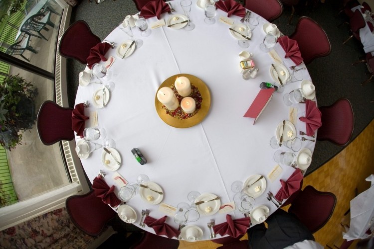 tischdeko-ideen Hochzeit zur Weihnachtszeit rote-servietten-kerzen-goldener-teller