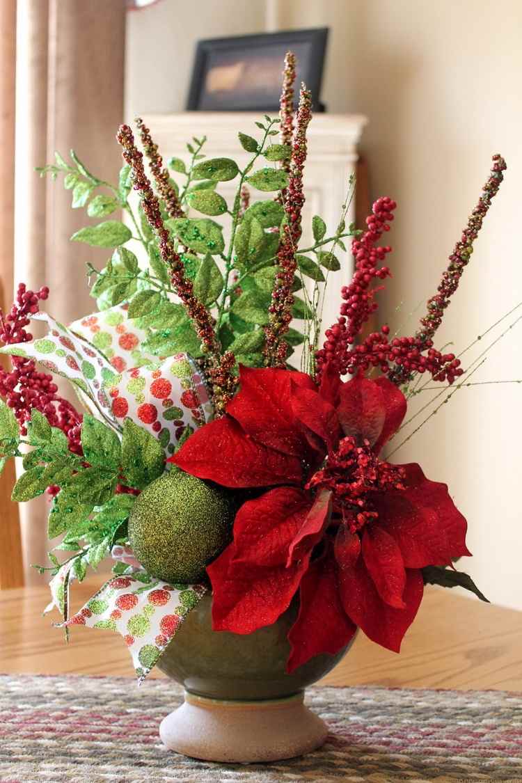 tischdeko-weihnachten-rot-gruen-dekorationen