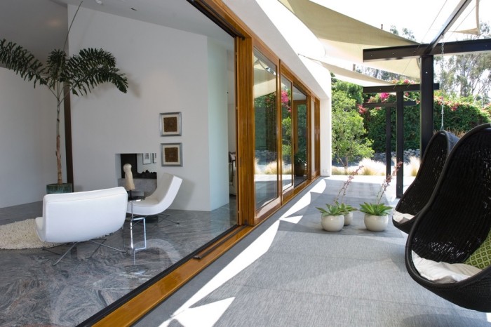 verglaste-Terrasse-Türen-im-Sommer-offen-stehen-lassen-Hängesessel-exotisch