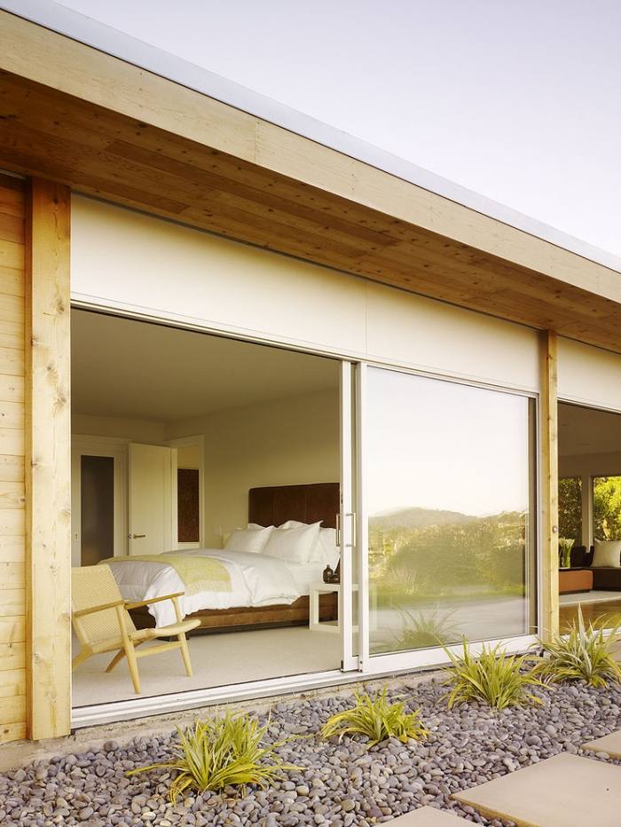 verglaste-Terrasse-modernes-haus-Schlafzimmer-Schiebetüren-Garten-Kies