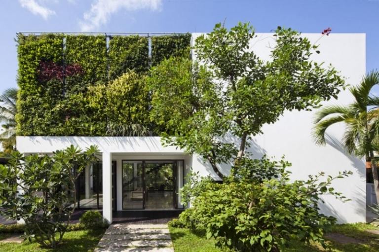 verikaler-Garten-architektur-vietnam-weiße-fassade-begrünt-hauseingang-beschattet