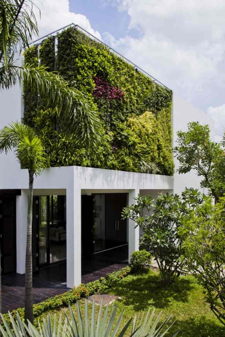 verikaler-Garten-moderne-Fassadengestaltung-renoviertes-Ferienhaus-vietnam