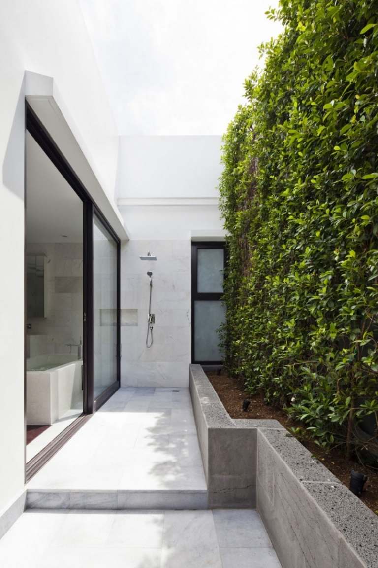 verikaler-Garten-moderne-architektur-nachhaltig-außendusche-modern