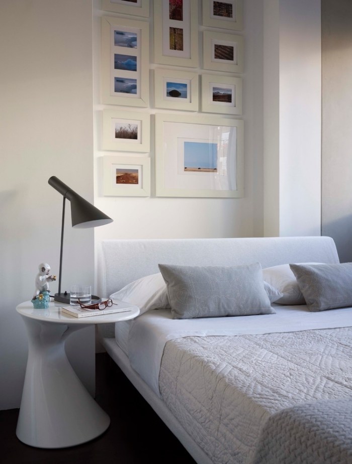 wanddeko-modernes-schlafzimmer-hellgrau-weiss-bilderrahmen