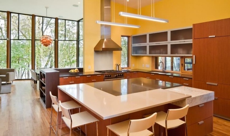 Farbe in der Küche gelb-orange-holz-kuechenfronten-mittelton