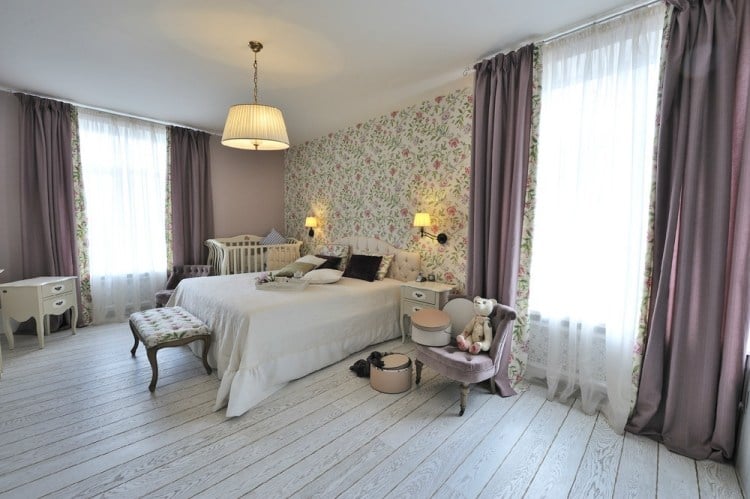 wandgestaltung-schlafzimmer-rose-wandfarbe-lila-gardinen-tapete-blumenmuster-landhausstil-romantisch
