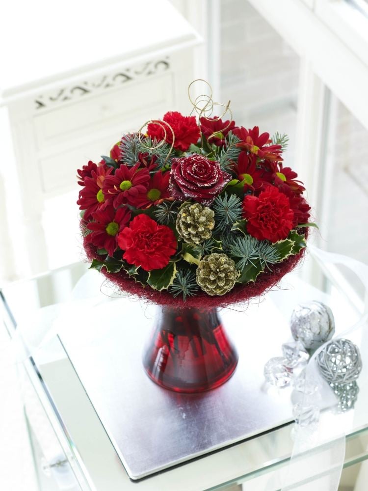 weihnachten-blumenstrauss-verschenken-rote-nelken-rote-chrysanthemen