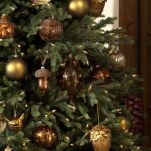 weihnachtsbaum kaufen baumschmuck rustikal eicheln kugeln gold tannenzapfen