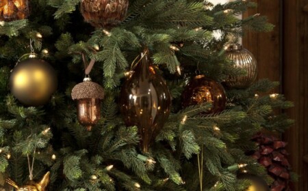 weihnachtsbaum kaufen baumschmuck rustikal eicheln kugeln gold tannenzapfen