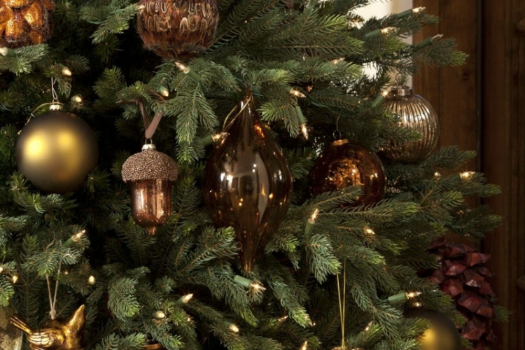 weihnachtsbaum kaufen baumschmuck rustikal eicheln kugeln gold tannenzapfen