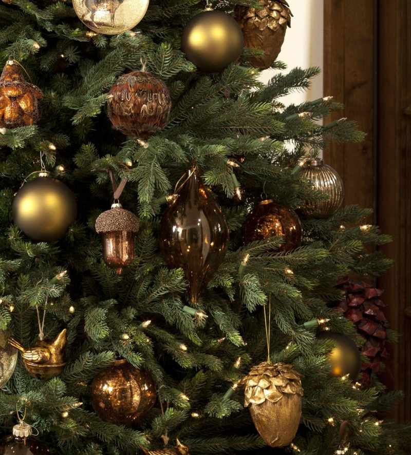 weihnachtsbaum kaufen baumschmuck rustikal eicheln kugeln gold tannenzapfen